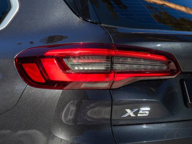 Novosibirsk, Rusya - 23 Mart 2024: BMW X5, LED kırmızı stop lambası modern siyah geçiş aracının detaylarını kapat.