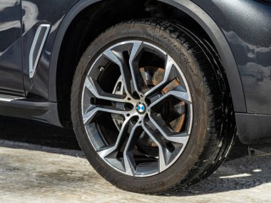 Novosibirsk, Rusya - 23 Mart 2024: BMW X5, tampon, alaşımlı tekerlek, araba temizleme, tekerlek