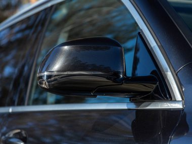 Novosibirsk, Rusya - 23 Mart 2024: BMW X5, siyah bir arabanın yan aynası. Dış detay