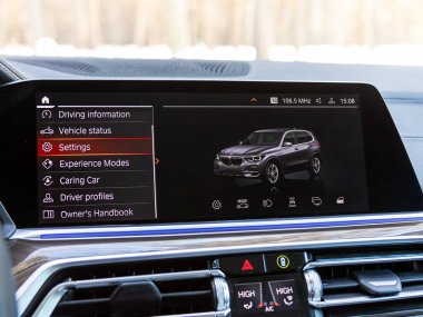 Novosibirsk, Rusya - 23 Mart 2024: BMW X5, dijital BMW kontrol paneli