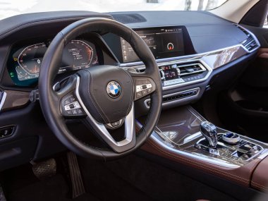 Novosibirsk, Rusya - 23 Mart 2024: BMW X5, Otomatik vitesli yeni modern SUV arabasının iç mimarisi, Dashyaban domuzu