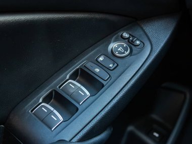 Novosibirsk, Rusya - 23 Mart 2024: Honda Accord, yan kapı düğmeleri: pencere ayarlama düğmeleri, kapı kilidi