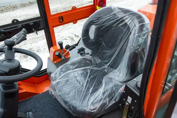 ノボシビルスク ロシア 2024 オレンジ トラクター トラクター ドライバーの座席のクローズアップ — ストック写真