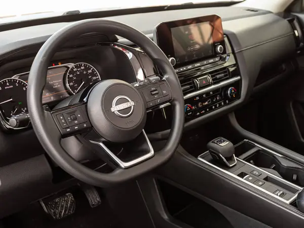 俄罗斯Novosibirsk 2024年3月22日 Nissan Pathfinder 装有方向盘 换档杆和仪表盘的新型现代越野车的内饰 气候控制 速度计 — 图库照片