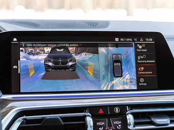 Novosibirsk, Rusya - 23 Mart 2024: BMW X5, monitörlü ters kamera, düğmeler