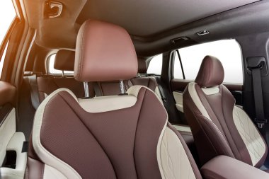 Kapalı beyaz ve kahverengi başlıklı sürücü koltuğu hakiki deriden yapılmıştır. 