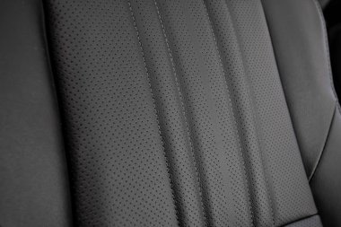 Deri arabanın koltuk başlığı detaylarının bir parçası. Kaybeden siyah deri bir araba koltuğu. Deri dokusu 