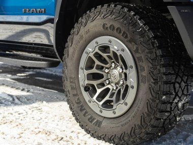 Novosibirsk, Rusya - 22 Mart 2024: Dodge Ram Trx, tampon, alaşımlı tekerlek, araba temizleme, tekerlek