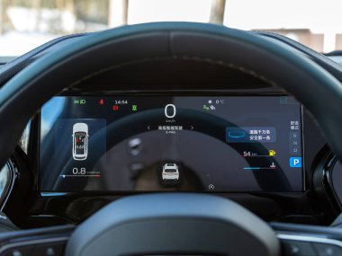 Novosibirsk, Rusya - 22 Mart 2024: Geely; Monjaro, arabanın ön paneli parlak ışıkla aydınlatılmıştır. Hız göstergesi, daire ölçer, yağ ve yakıt seviyesi