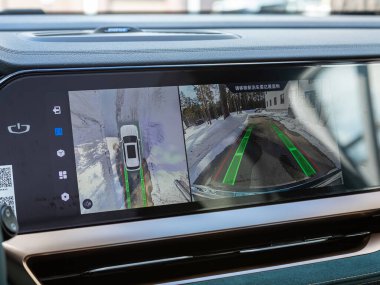 Novosibirsk, Rusya - 22 Mart 2024: Geely; Monjaro, ters kamerayı monitörle kapat, düğmeler