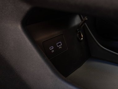 Novosibirsk, Rusya - 22 Mart 2024: Geely; Monjaro, otomobil panelinde iki USB port