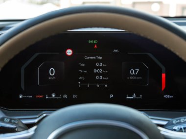 Novosibirsk, Rusya - 22 Mart 2024: Kia Sorento, gösterge tablosu parlak ışıkla aydınlatılmıştır. Hız göstergesi, daire ölçer, yağ ve yakıt seviyesi
