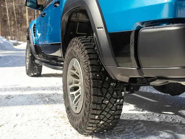 Novosibirsk, Rusya - 22 Mart 2024: Dodge Ram Trx, tampon, alaşımlı tekerlek, araba temizleme, tekerlek