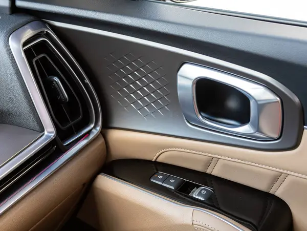 Novosibirsk, Rusya - 22 Mart 2024: Kia Sorento, yan kapı düğmeleri: pencere ayarlama düğmeleri, kapı kilidi