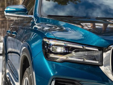 Novosibirsk, Rusya - 22 Mart 2024: Geely; Monjaro, Detail ışığı yeni arabaya yakın. Mavi araba farları