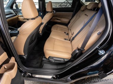 Novosibirsk, Rusya - 22 Mart 2024: Kia Sorento, bej derili yolcuların arka koltuğu. Rahat vagon içeride.