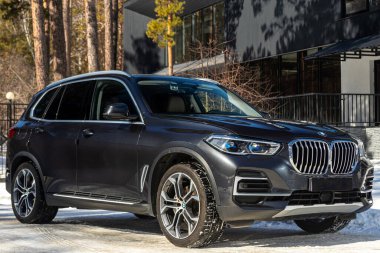 Novosibirsk, Rusya - 23 Mart 2024: siyah BMW X5 bir otoosalon park edilmiş. Başka araba ve insan yok.. 