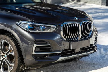 Novosibirsk, Rusya - 23 Mart 2024: BMW X5, temiz ışıklı araba, tampon, sis lambası