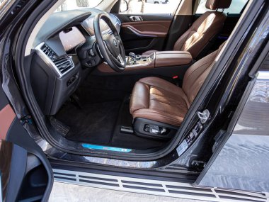 Novosibirsk, Rusya - 23 Mart 2024: BMW X5, Otomatik vitesli yeni modern SUV arabasının iç mimarisi, Dashyaban domuzu