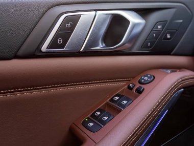 Novosibirsk, Rusya - 23 Mart 2024: BMW X5, yan kapı düğmeleri: pencere ayarlama düğmeleri, kapı kilidi