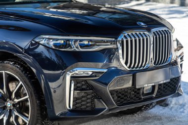 Novosibirsk, Rusya - 23 Mart 2024: BMW X5, temiz ışıklı araba, tampon, sis lambası