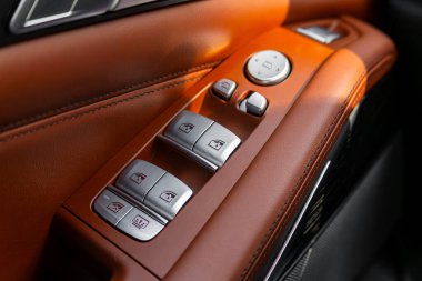 Novosibirsk, Rusya - 23 Mart 2024: siyah BMW X7, yan kapı düğmeleri: pencere ayarlama düğmeleri, kapı kilidi. modern araba iç tasarımı: parçalar, düğmeler, düğmeler