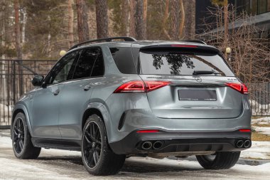  Novosibirsk, Rusya - 31 Mart 2024: Gümüş Mercedes-Benz GLE, bir kış günü sokağa park edildi 