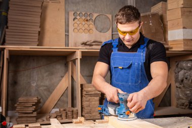 Köşeli taşlama tezgahı ahşaptan işçi biler