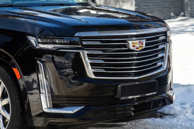 Novosibirsk, Rusya - 18 Mart 2024: Siyah Cadillac Escalade, temiz ışıklı araba, tampon, sis lambası