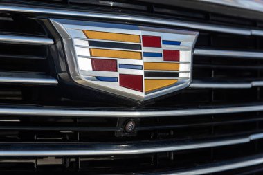Novosibirsk, Rusya - 18 Mart 2024: Siyah Cadillac Escalade, logoya yakın çekim