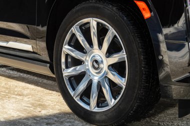 Novosibirsk, Rusya - 18 Mart 2024: Siyah Cadillac Escalade, tampon, alaşım tekerleği, araba temizleme, tekerlek temizleme