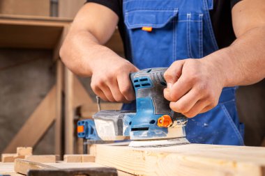 Köşeli taşlama tezgahı ahşaptan işçi biler