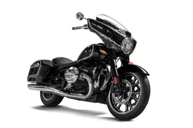 Beyaz arka planda rahat seyahatler için yeni bir tur motosikleti