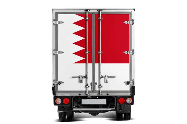 Een Vrachtwagen Met Nationale Vlag Van Bahrein Afgebeeld Achterklep Rijdt — Stockfoto