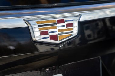 Novosibirsk, Rusya - 18 Mart 2024: Siyah Cadillac Escalade, logoya yakın çekim