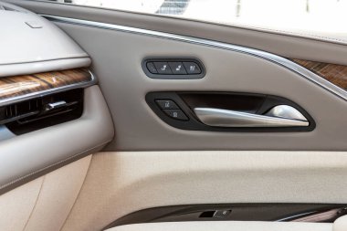 Novosibirsk, Rusya - 18 Mart 2024: Siyah Cadillac Escalade, yan kapı düğmeleri: pencere ayarlama düğmeleri, kapı kilidi. modern araba iç tasarımı: parçalar, düğmeler, düğmeler