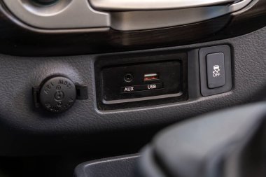 Novosibirsk, Rusya - 18 Mart 2024: beyaz Kia Bongo, arabadaki şarjı kapat, usb Connector. modern araba iç mimarisi