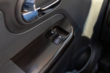 Novosibirsk, Rusya - 18 Mart 2024: Beyaz Kia Bongo, yan kapı düğmelerine yakın plan: pencere ayarlama düğmeleri, kapı kilidi. modern araba iç tasarımı: parçalar, düğmeler, düğmeler