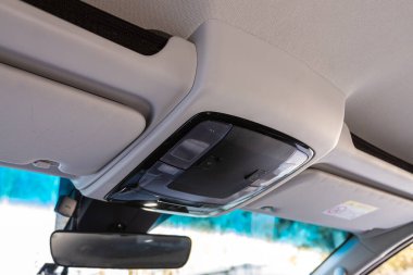 Novosibirsk, Rusya - 18 Mart 2024: Hyundai Staria, çatıdaki düğmeler ca 'yı aydınlatmak için