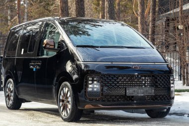 Novosibirsk, Rusya - 18 Mart 2024: Hyundai Staria, cephe manzarası. Minivan arabası kışın parka karşı. 
