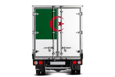 Arka kapağında Cezayir bayrağı tasvir edilmiş bir kamyon beyaz bir arka plana çarpıyor. İhracat-ithalat, ulaşım, malların ulusal teslimatı