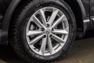 Novosibirsk, Rusya - Nisan 04, 2024: Nissan Qashqai, hafif alaşımlı tekerlekle arabanın ön tarafını kapatın