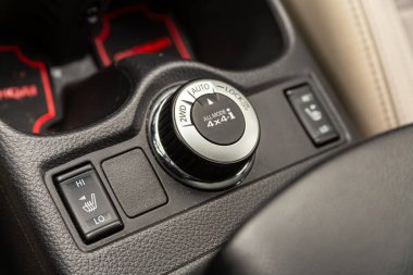 Novosibirsk, Rusya - Nisan 04, 2024: Nissan Qashqai, 2WD, AUTO 'yu kapat, kilitlenme düğmesi arabanın kontrolünü ele geçirdi 