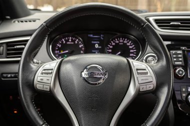 Novosibirsk, Rusya - Nisan 04, 2024: Nissan Qashqai, araba içi - direksiyon, vites kolu ve gösterge paneli, iklim kontrolü, hız göstergesi, ekran. Yeni bir stil mekanı.