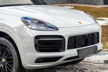 Novosibirsk, Rusya - Nisan 04, 2024: beyaz Porsche Cayenne, temiz ışıklı araba, tampon, sis lambası