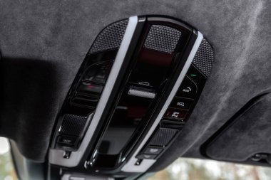 Novosibirsk, Rusya - Nisan 04, 2024: Beyaz Porsche Cayenne, çatıda düğmeler kuruyor