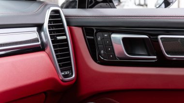 Novosibirsk, Rusya - Nisan 04, 2024: beyaz Porsche Cayenne, arabanın havalandırma ve havalandırma sistemini kapat - modern otomobilin detayları ve kontrolleri