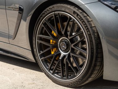 Novosibirsk, Rusya - 23 Nisan 2024: gümüş Mercedes-Benz AMG GT 63 S 4MATIC, yakın çekimli alüminyum alaşımlı tekerlek ve yeni lastik