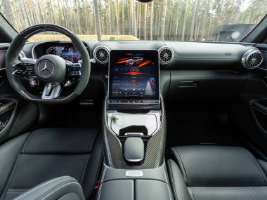 Novosibirsk, Rusya - 23 Nisan 2024: gümüş Mercedes-Benz AMG GT 63 S 4MATIC, yeni stil bir arabanın salonu, yolcu tarafından görüş. Araç içi: Sürücü koltuğu siyah leke