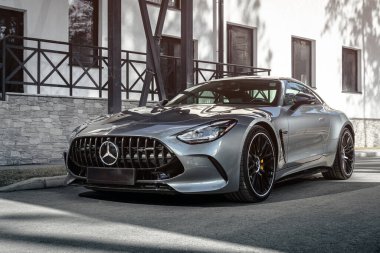 Novosibirsk, Rusya - 23 Nisan 2024: Gümüş Mercedes-Benz AMG GT 63 S 4MATIC şehrin arka planına park etti